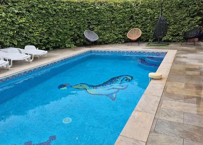 Familiale Piscine Prive Sans Vis A Vis *